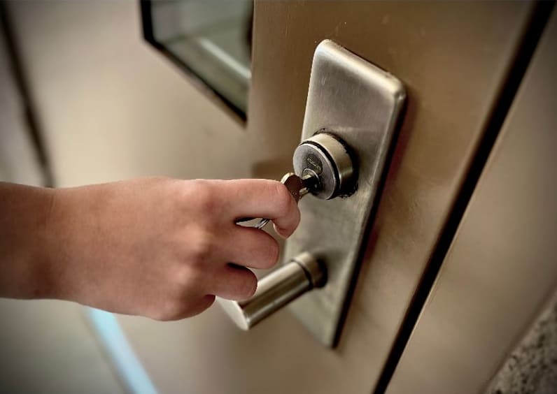 Cómo proteger tu casa durante las vacaciones: guía práctica