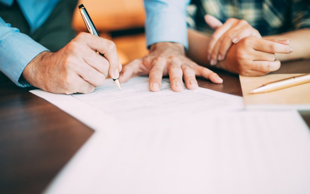 ¿QUIÉN DEBE FIRMAR UN CONTRATO CUANDO LOS PROPIETARIOS SON UN MATRIMONIO O UNA PAREJA DE HECHO?